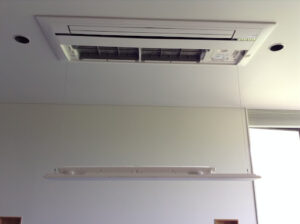 お掃除機能付き家庭用天井埋め込みエアコン